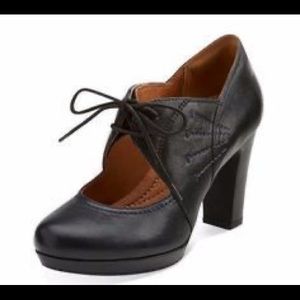 Clark’s Artisan Women’s Flyrt Dally Platform Pumps- Black